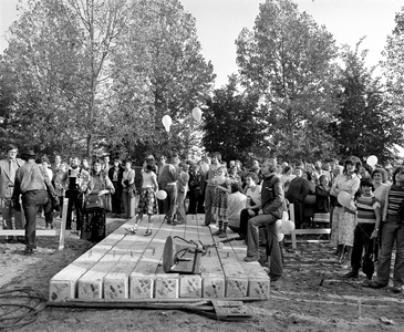 858998 Afbeelding van de bijeenkomst ter gelegenheid van het slaan van de eerste paal voor de nieuwbouw aan de ...